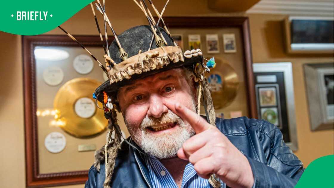 Leon Schuster pretending to be Mr Bones. Leon Schuster pretending to be Mr Bones.