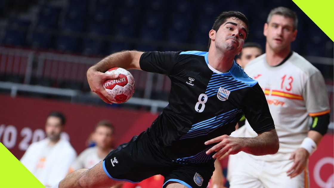 Pablo Simonet playing handball for Argentina.