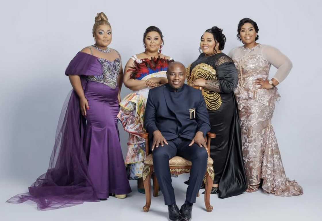Mzansi reacted to an old picture of Musa Mseleku and his wives Mzansi reacted to an old picture of Musa Mseleku and his wives