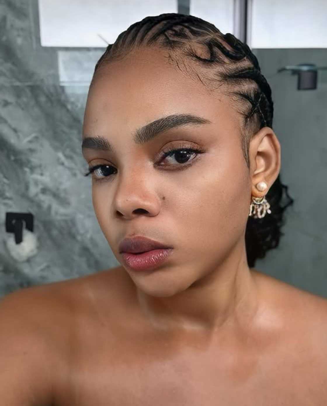 Londie London stuns in her selfies. Londie London stuns in her selfies.