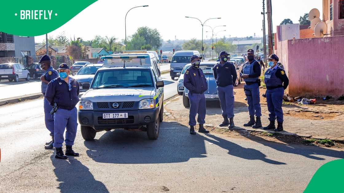 Two suspected extortionists died during a shootout with the SAPS in Cape Town Two suspected extortionists died during a shootout with the SAPS in Cape Town