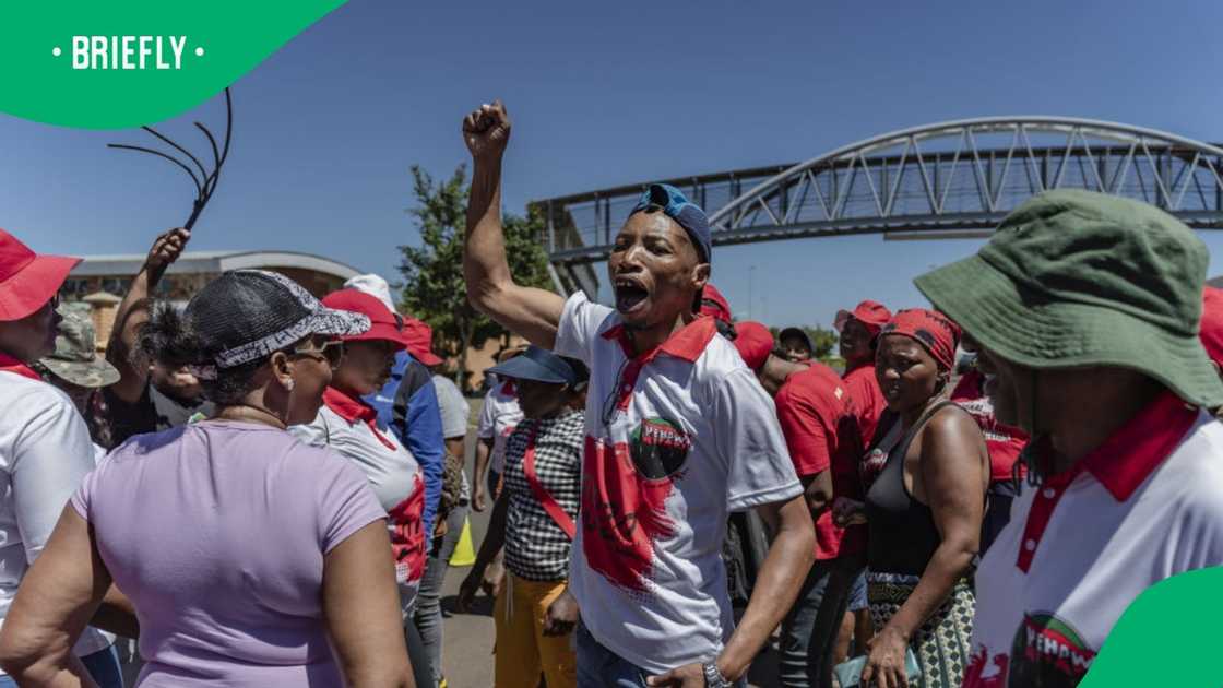 A protest by 10,000 municipal workers blocked traffic in Johannesburg's CBD A protest by 10,000 municipal workers blocked traffic in Johannesburg's CBD