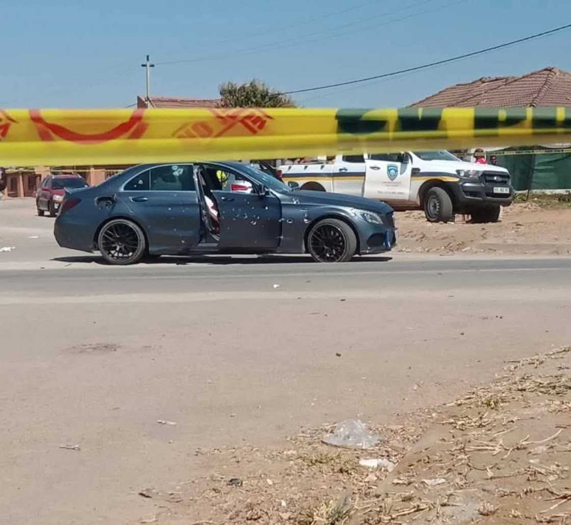Three people in a blck Mercedes Benz were shot to death in Mkhuhlu, Mpumalanga Three people in a blck Mercedes Benz were shot to death in Mkhuhlu, Mpumalanga