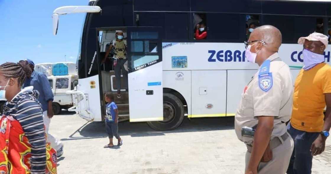 Cape Town, Zimbabwe, Limpopo, bus, overcapacity, overloaded bus, traffic police Cape Town, Zimbabwe, Limpopo, bus, overcapacity, overloaded bus, traffic police