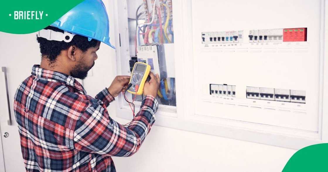 Six political parties including the ANC, PA, EFF and Al Jamah voted in favour of the R200 monthly service fee for Joburg's electricity prepaid meter users Six political parties including the ANC, PA, EFF and Al Jamah voted in favour of the R200 monthly service fee for Joburg's electricity prepaid meter users