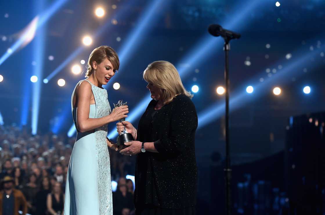 Taylor and her mother at the ACMAs