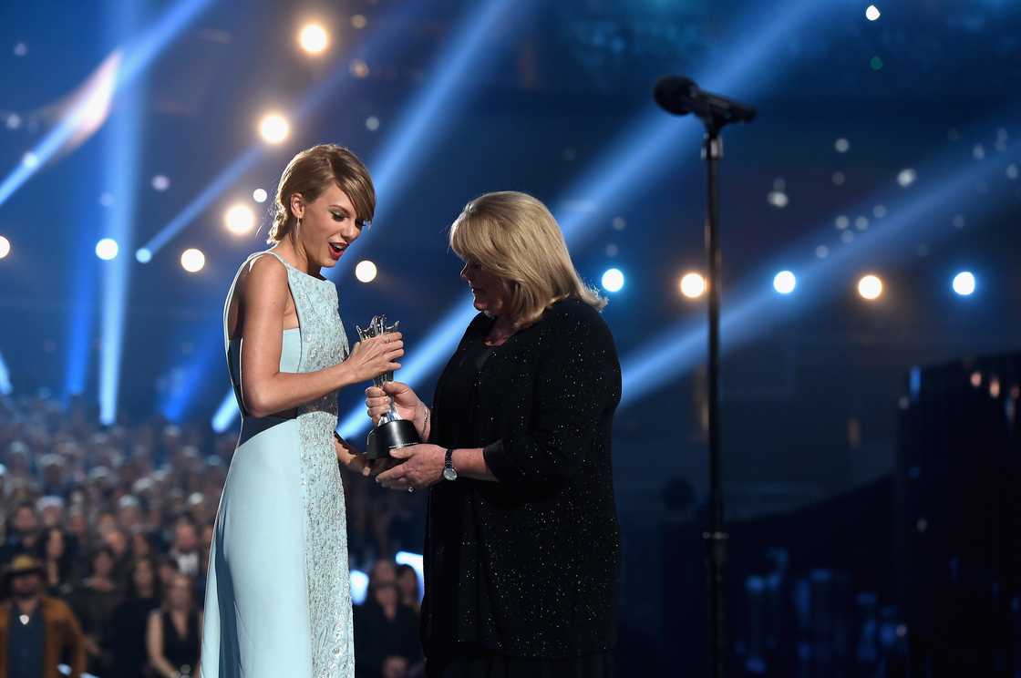 Taylor and her mother at the ACMAs Taylor and her mother at the ACMAs