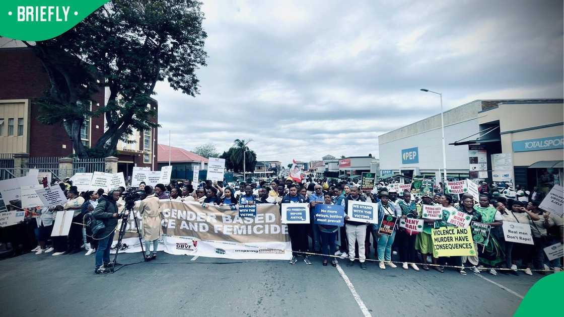 Angry residents and members of political parties gathered outside the court Angry residents and members of political parties gathered outside the court