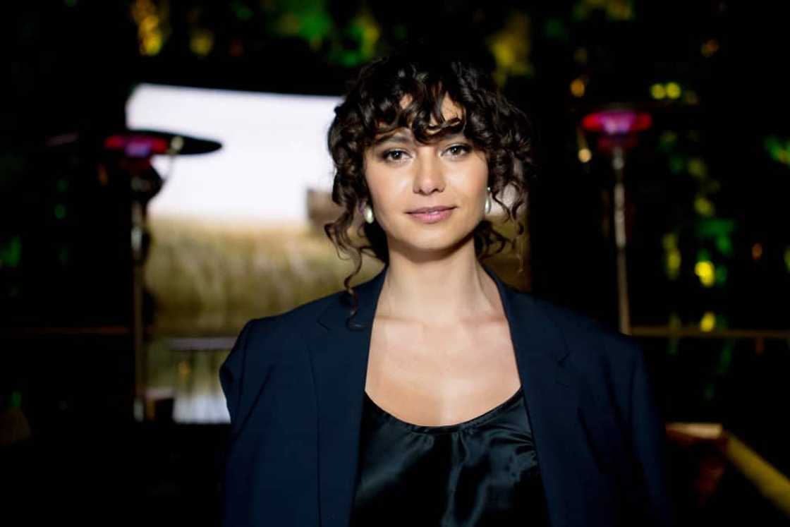 Who is Thomas's love interest in 1883? Who is Thomas's love interest in 1883?