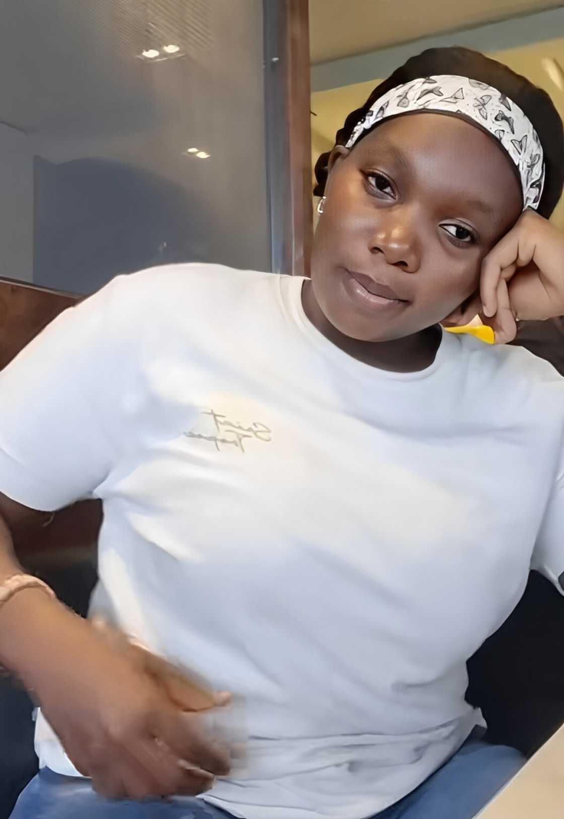 Woman buys KFC with last R40 after boyfriend spends her savings on side chick. Woman buys KFC with last R40 after boyfriend spends her savings on side chick.