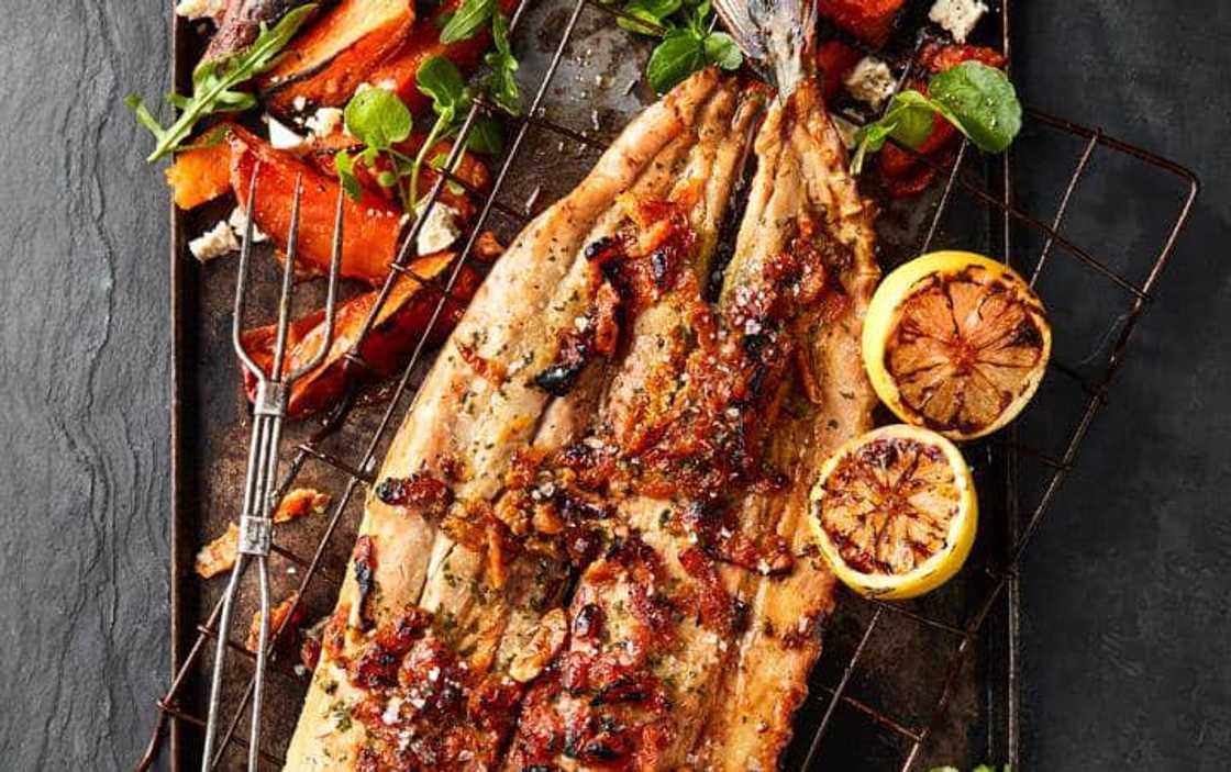 Fish braai with garlic