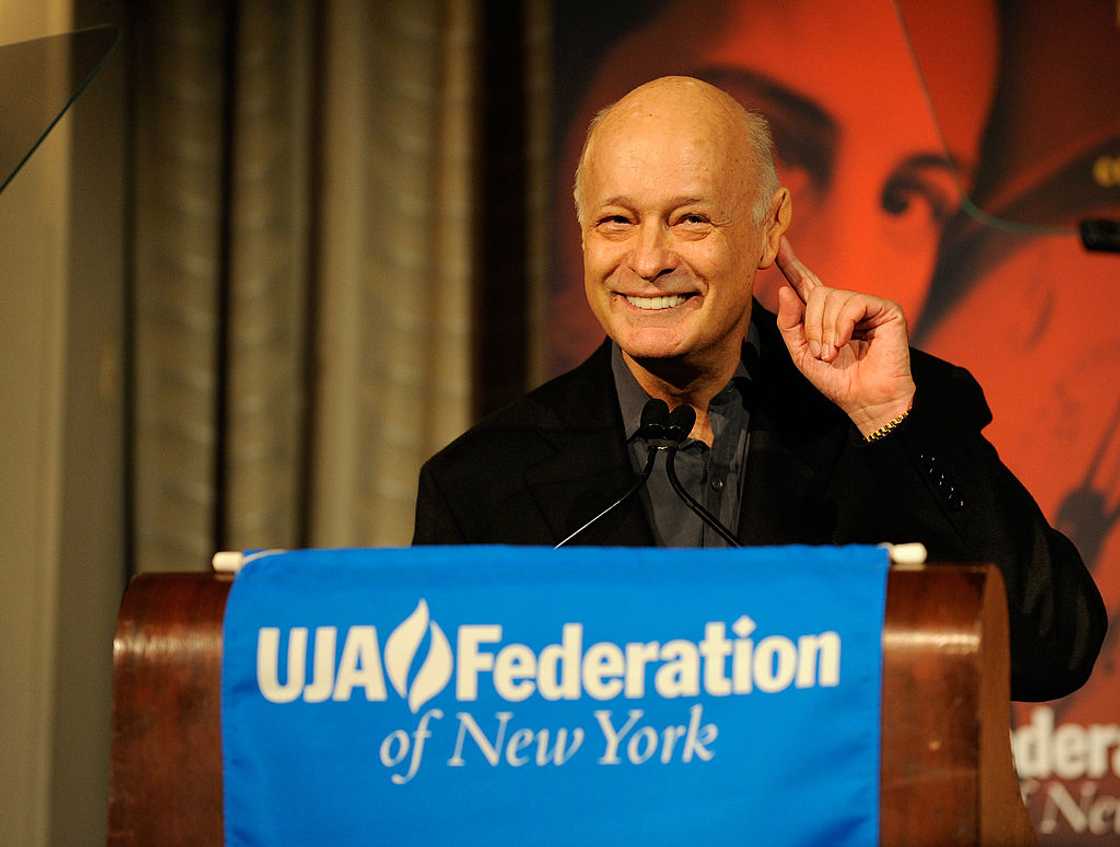 Clive Calder speaking on a podium at the UJA Federation of New York's 2009 Music Visionary Award