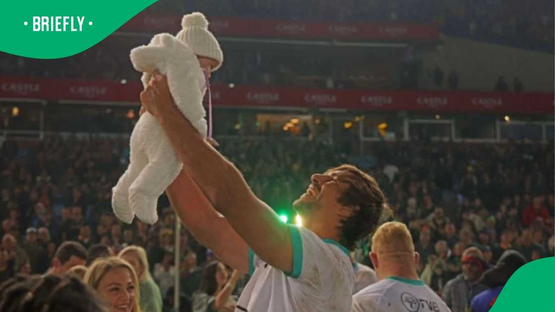 Eben Etzebeth's baby joins Springboks team photo Eben Etzebeth's baby joins Springboks team photo