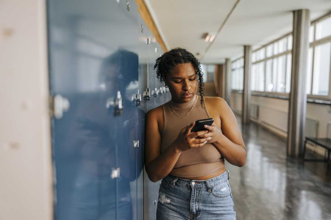 Others said they would have dropped the parcels on the street, far from the snakes Others said they would have dropped the parcels on the street, far from the snakes