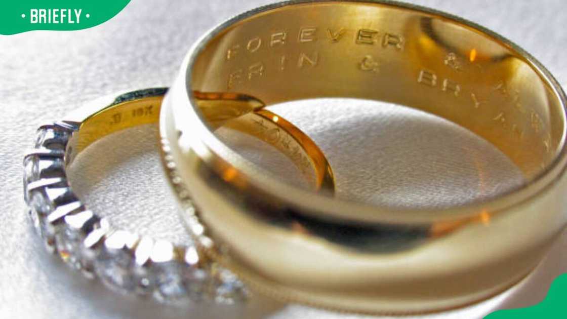 A gold wedding ring