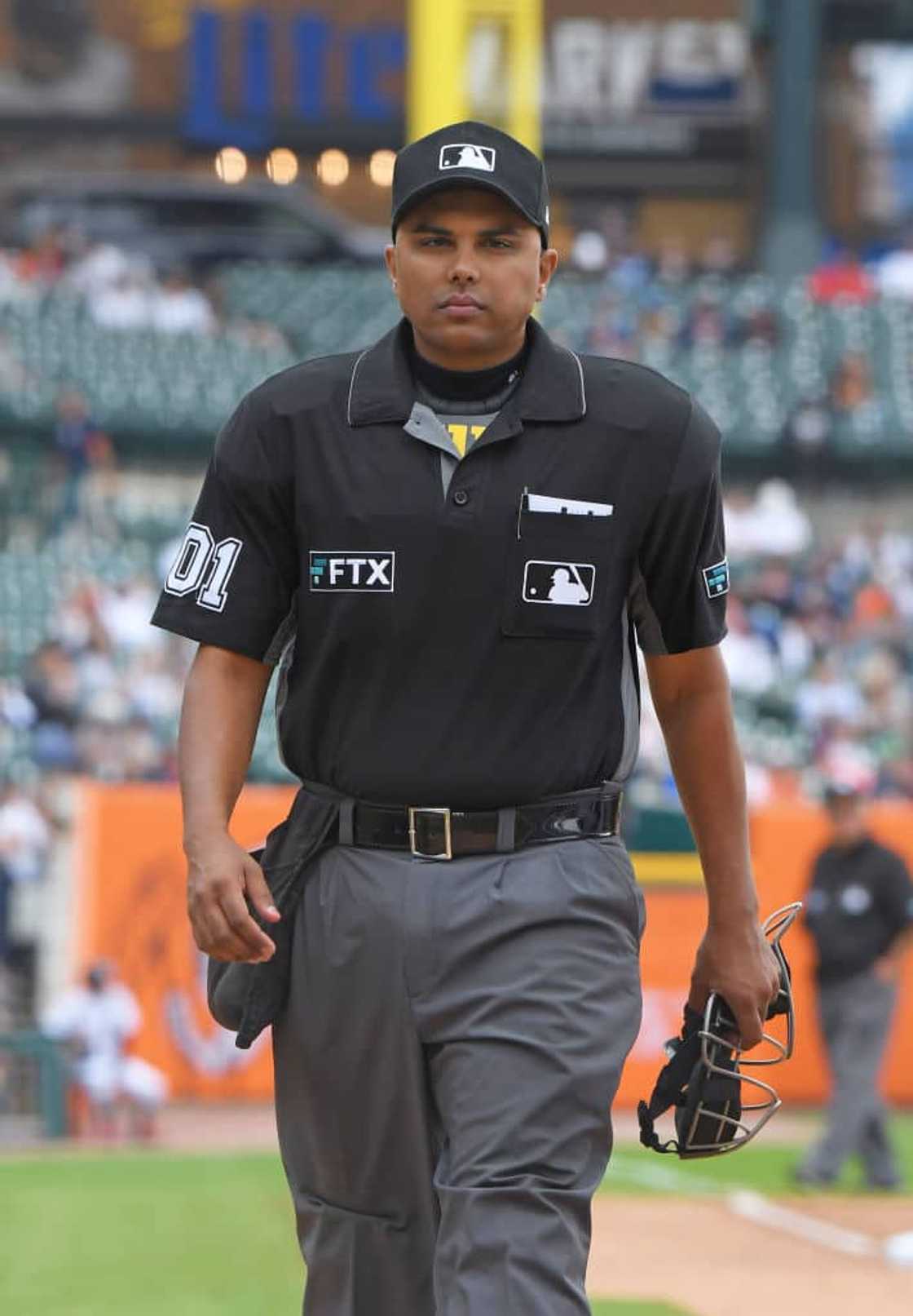 How much do MLB umpires make annually? (Updated salary) How much do MLB umpires make annually? (Updated salary)
