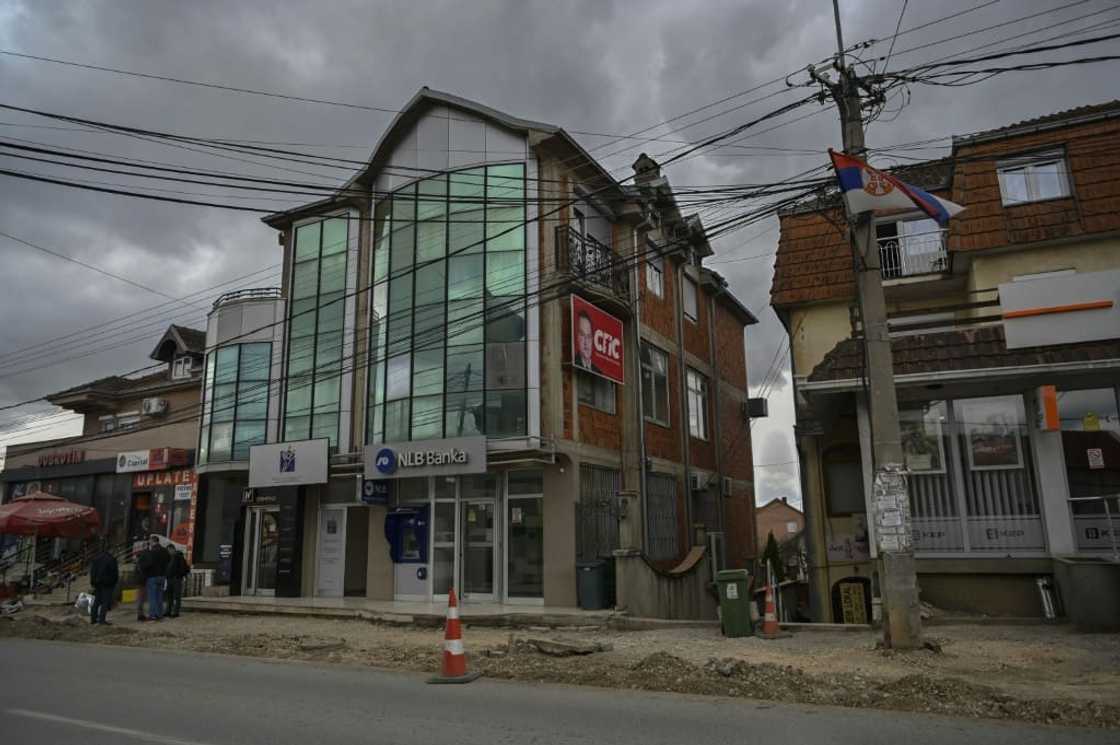 Kosovo Serbs stand in front of a bank in Gracanica, central Kosovo o Kosovo Serbs stand in front of a bank in Gracanica, central Kosovo o