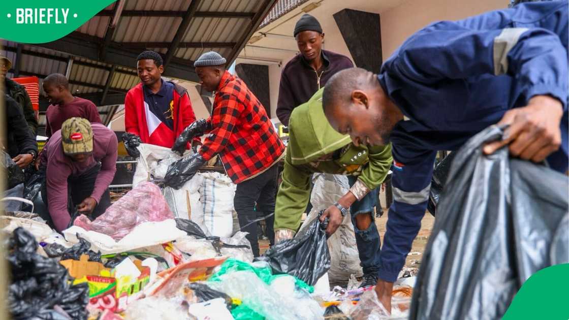 Shop and property owners were urged to clean up the CDB in Johannesburg Shop and property owners were urged to clean up the CDB in Johannesburg