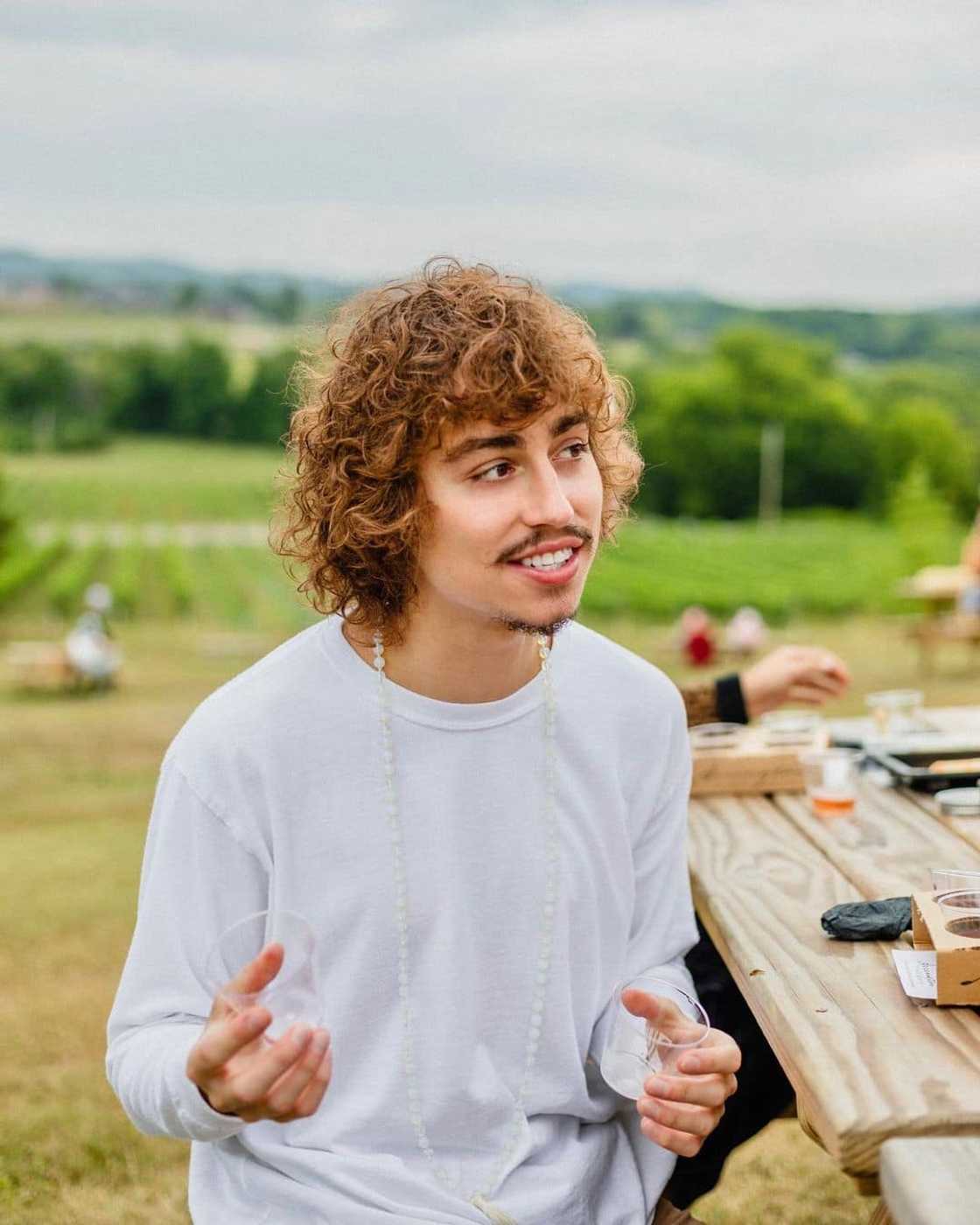 Are Josh and Jake Kiszka identical twins?