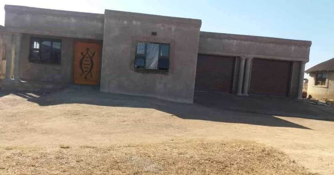 Mzansi man thanks his mom for life by building her a beautiful home Mzansi man thanks his mom for life by building her a beautiful home