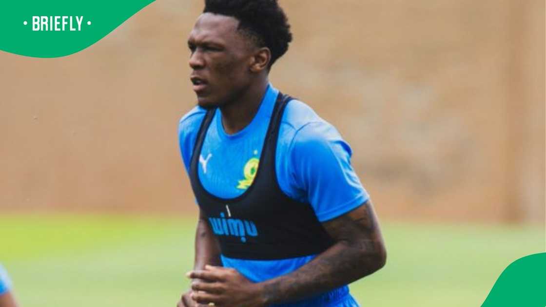 Lebo Mothiba joins Mamelodi Sundowns on a free transfer amid links with Kaizer Chiefs. Lebo Mothiba joins Mamelodi Sundowns on a free transfer amid links with Kaizer Chiefs.