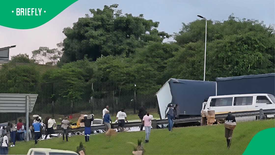 Fourways motorists loot delivery truck