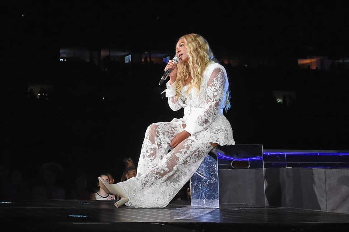 How tall is Beyoncé in inches? How tall is Beyoncé in inches?