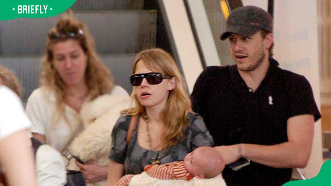Michelle Williams, baby Matilda Rose and Heath Ledger at the Sydney Airport Michelle Williams, baby Matilda Rose and Heath Ledger at the Sydney Airport