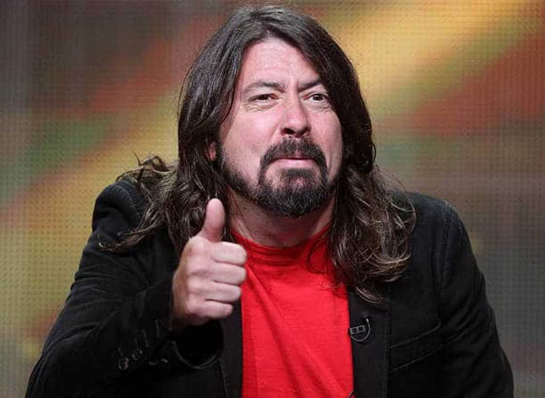 Does Violet Grohl play drums?