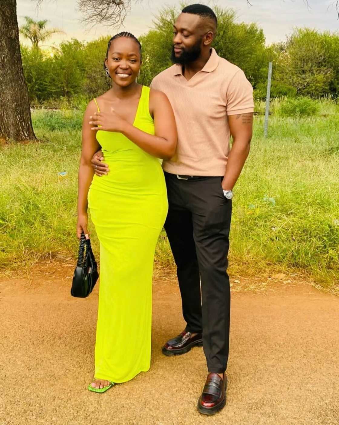 A South African gent's grand gesture to his bae in a TikTok video left Mzansi in awe. A South African gent's grand gesture to his bae in a TikTok video left Mzansi in awe.