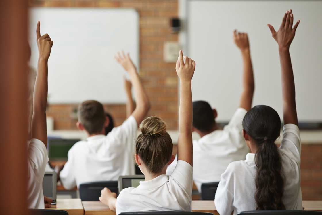 Tutor kept highschoolers engaged witth song and dance