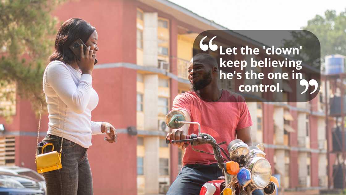 A woman talking to a nduthi guy