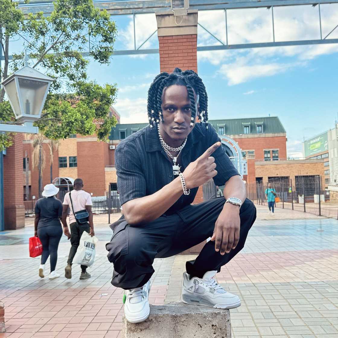 Facebook users were disappointed by a guy who made advances at an officer of the law in uniform Facebook users were disappointed by a guy who made advances at an officer of the law in uniform