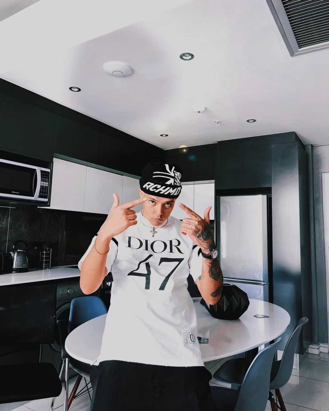J Molley insulted Emtee and his family J Molley insulted Emtee and his family