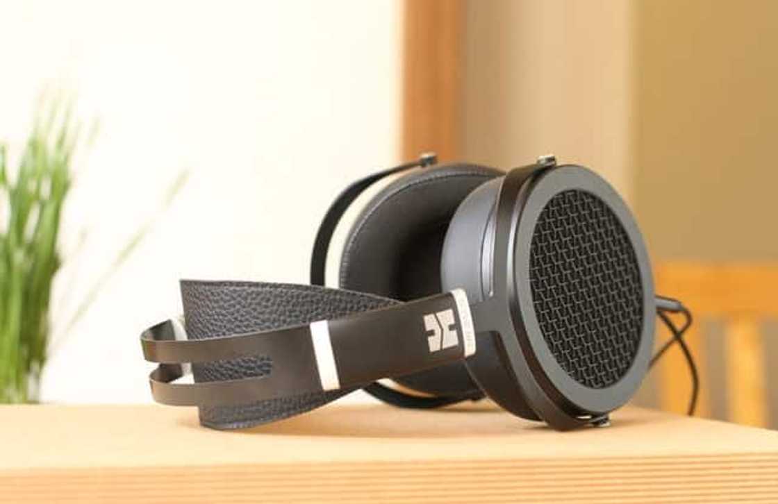 Black noise-cancelling headphones Black noise-cancelling headphones