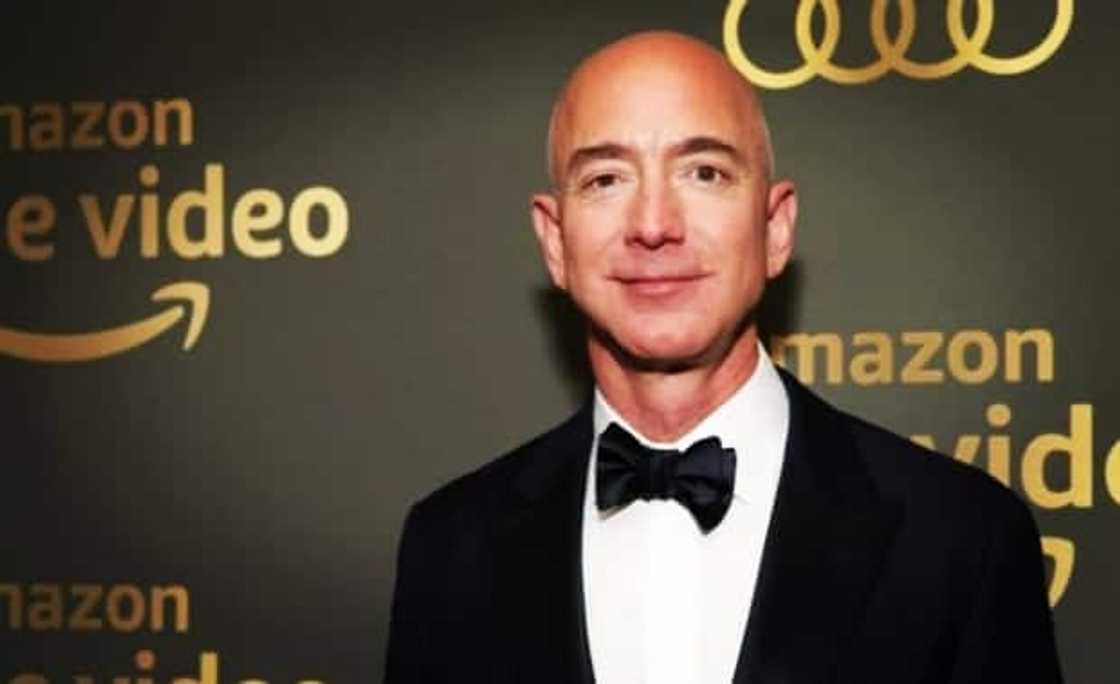 What does Jeff Bezos do with his money? What does Jeff Bezos do with his money?