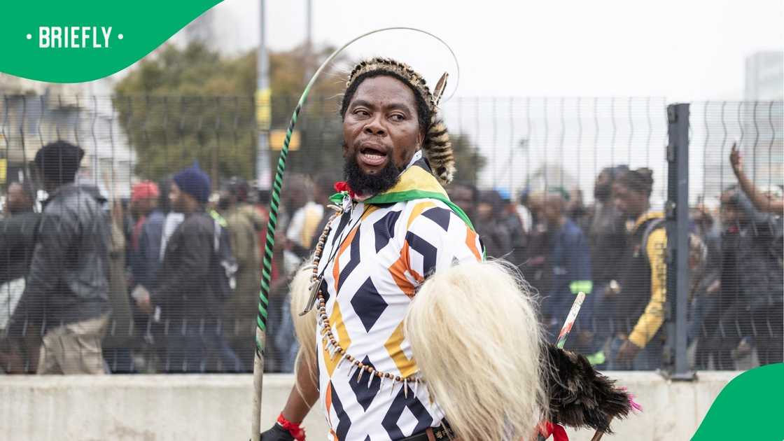 Phakel'umthakathi accuses Maskandi artists of sleeping with men in Sandton Phakel'umthakathi accuses Maskandi artists of sleeping with men in Sandton
