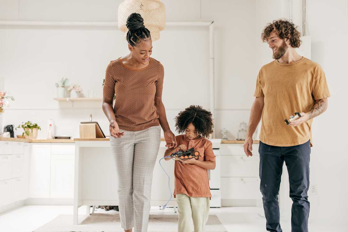 Social media users laughed at a man after being mocked by his daughter Social media users laughed at a man after being mocked by his daughter