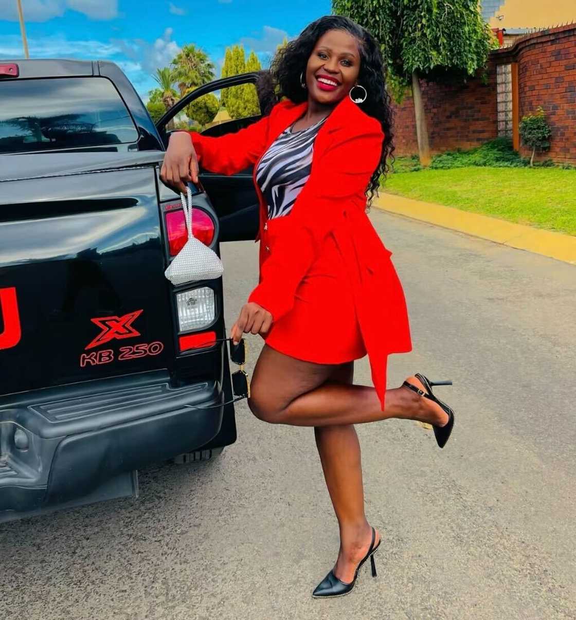 A mother showed how she keeps her daughter safe in the mall. A mother showed how she keeps her daughter safe in the mall.