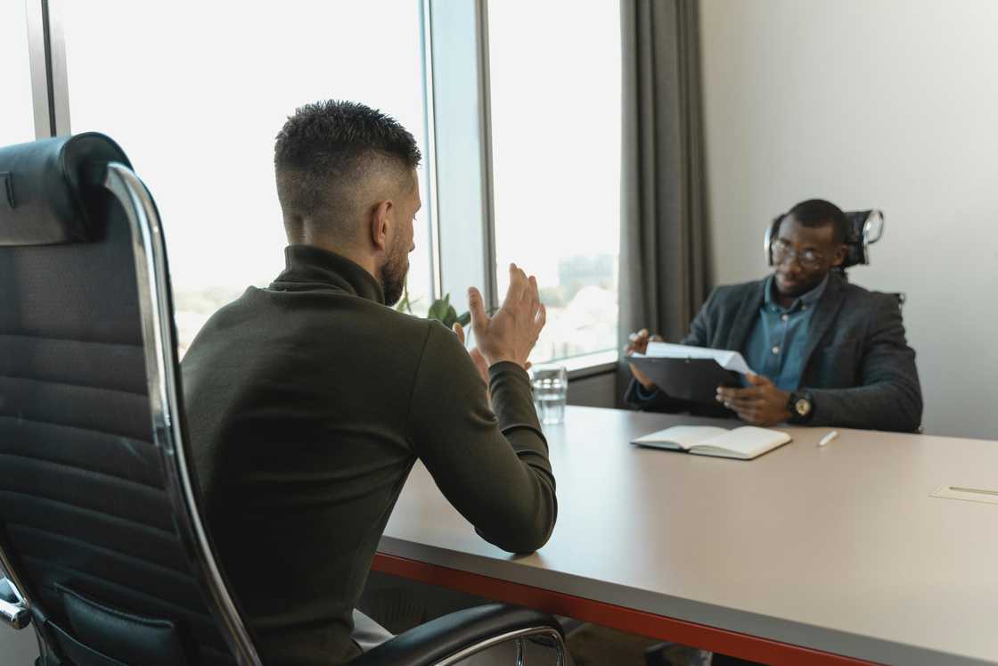 People discussed job interview ettiquette