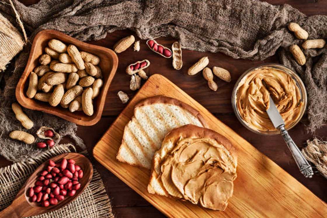 Toast with peanut butter