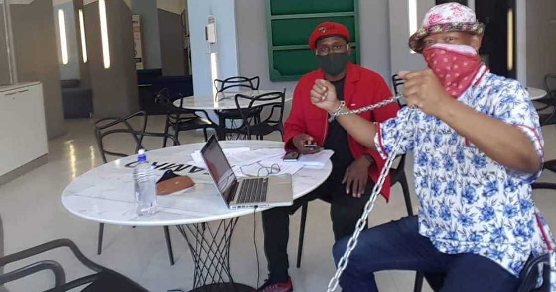 Trompies Member Eugene Mthethwa Chains Himself Inside SAMRO Offices Trompies Member Eugene Mthethwa Chains Himself Inside SAMRO Offices