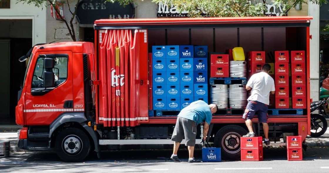 Alcohol truck, moving truck, looting, stealing alcohol, viral news, viral video, trending news, Yusuf Abramjee Alcohol truck, moving truck, looting, stealing alcohol, viral news, viral video, trending news, Yusuf Abramjee