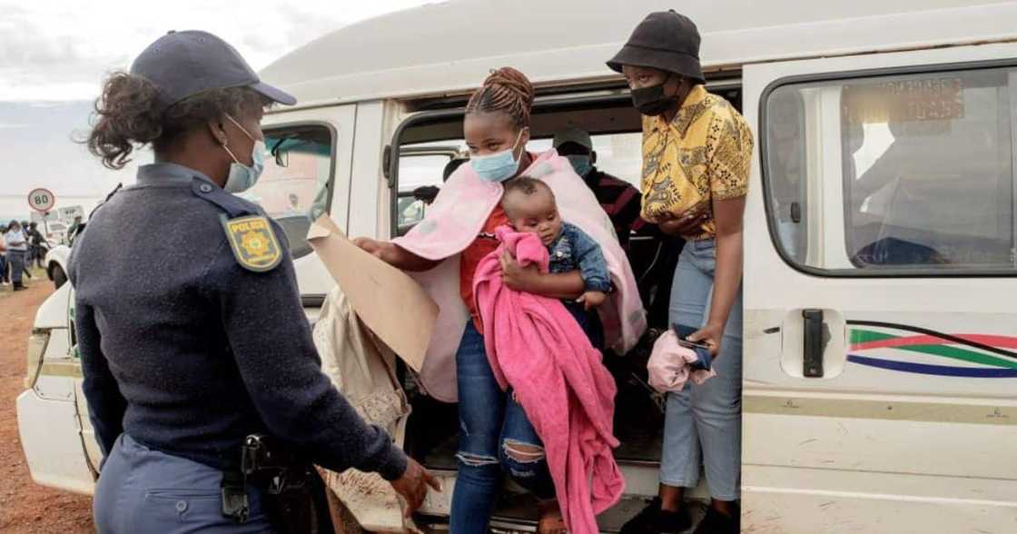 SAPS, Police, Crime, Mzansi, Police Officers, Scare Taxi Driver, Passengers, Gun Point, Video SAPS, Police, Crime, Mzansi, Police Officers, Scare Taxi Driver, Passengers, Gun Point, Video