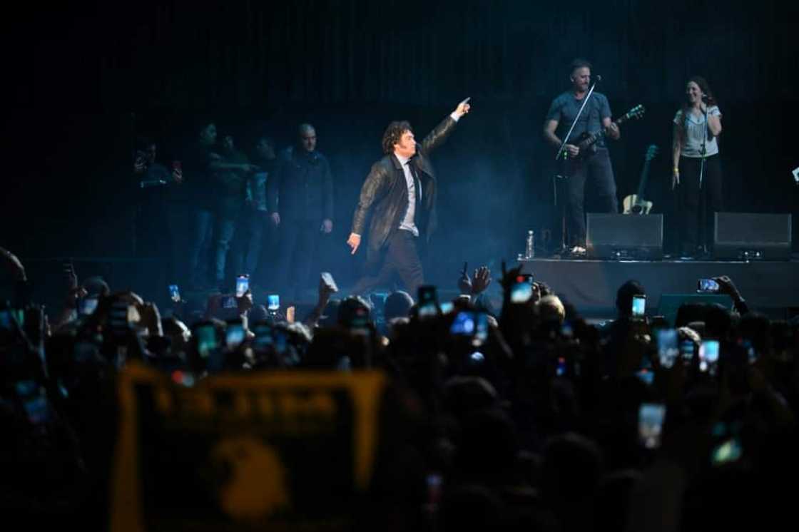 Le président argentin Javier Milei danse sur scène pendant la présentation de son livre, le 22 mai 2024, à Buenos Aires, en Argentine Le président argentin Javier Milei danse sur scène pendant la présentation de son livre, le 22 mai 2024, à Buenos Aires, en Argentine