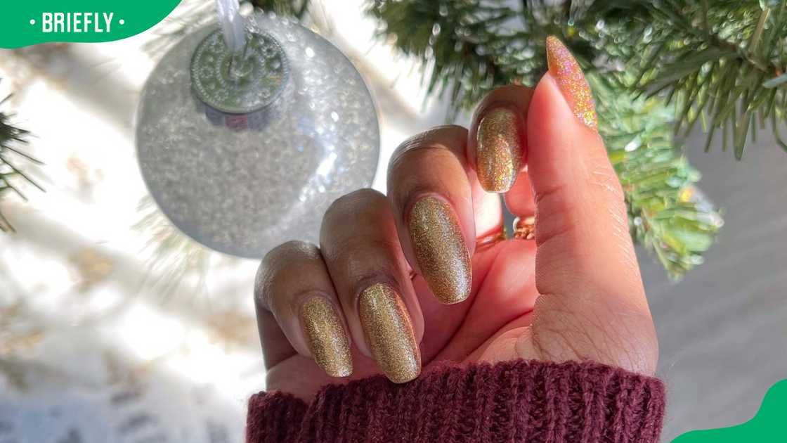 Metallic gold nails Metallic gold nails