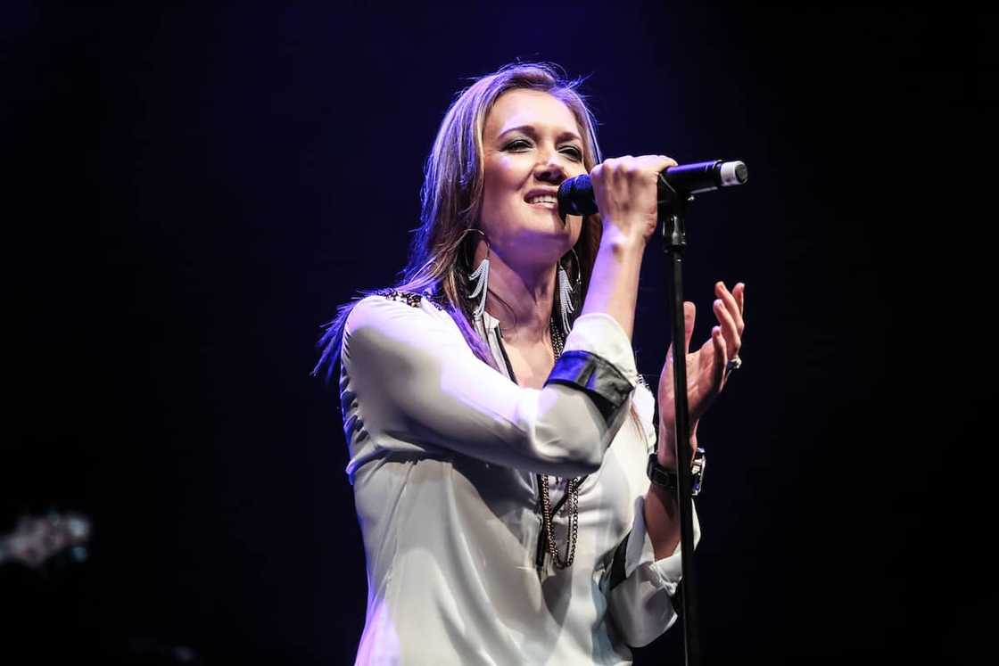 Juanita Du Plessis singing to her audience Juanita Du Plessis singing to her audience