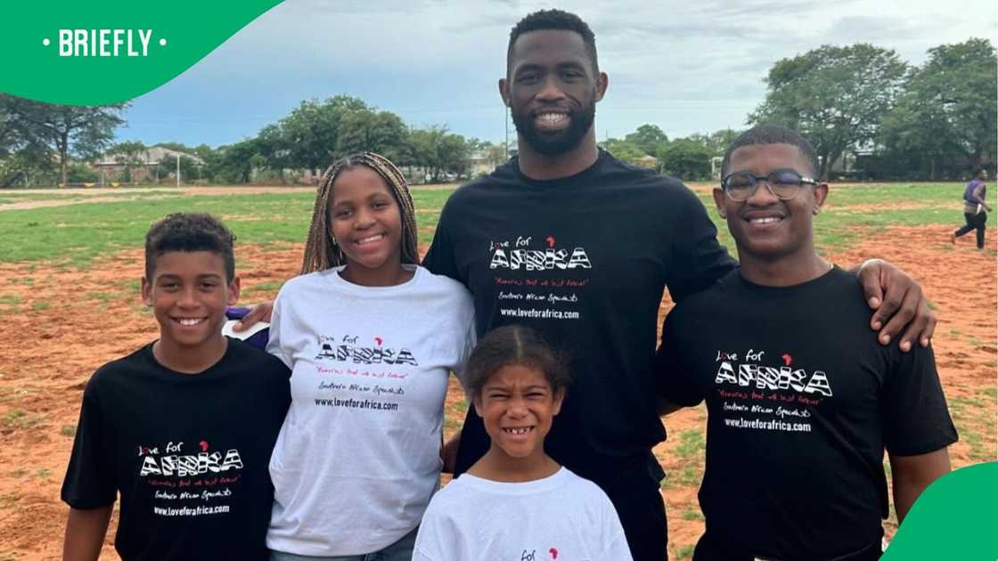 Siya Kolisi and his children spent quality time together Siya Kolisi and his children spent quality time together