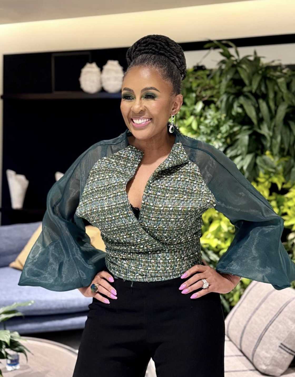 Fans congratulated Basetsana Kumalo on her award Fans congratulated Basetsana Kumalo on her award