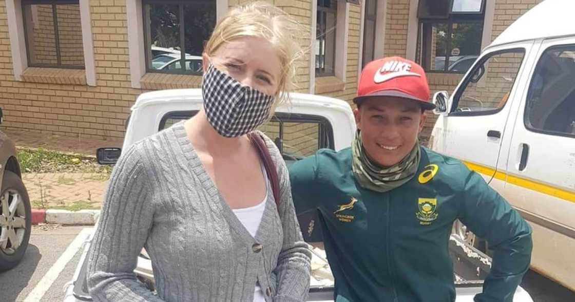 Woman Thanks Lady Who Helped During Uncomfortable Encounter with a Man Woman Thanks Lady Who Helped During Uncomfortable Encounter with a Man